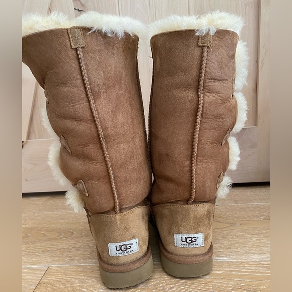 UGG Bailey Triplet Button (8) Chestnut-Good condition! - Picture 3 of 9
